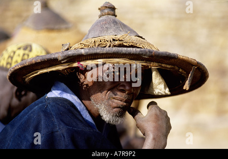 Mali, Pays Dogon, vieil homme de Tereli village avec son chapeau traditionnel Banque D'Images