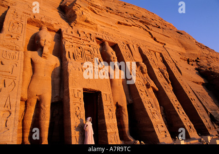 Égypte, vallée du Nil, Abou Simbel, petit temple dédié à Hathor ( 6 statues de la Reine Nefertari, entouré par le pharaon) Banque D'Images