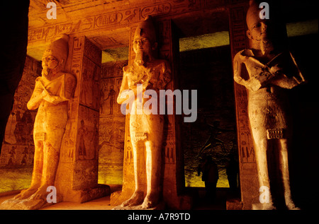Égypte, vallée du Nil, Abou Simbel, le Grand Temple de Ramsès II, osiride piliers à l'effigie de Ramsès II soutenant le pronaos Banque D'Images