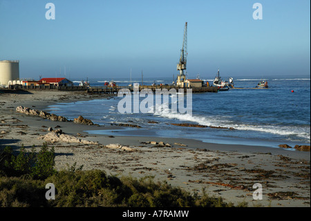 Une grue et chalutiers à Port Nolloth diamond Harbour Port Nolloth Northern Cape Afrique du Sud Banque D'Images