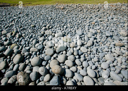 Une plage de rochers éparpillés sur la côte du Transkei au trou dans le mur de l'Est du Transkei Cape Afrique du Sud Banque D'Images