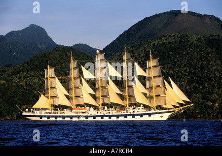 Mer des Caraïbes, l'île de Sainte-Lucie, les cinq mâts SPV Royal Clipper avec chaque voile situé en face du Piton de Soufrière Banque D'Images