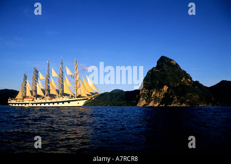 Mer des Caraïbes, l'île de Sainte-Lucie, les cinq mâts SPV Royal Clipper avec chaque voile situé en face du Piton de Soufrière Banque D'Images