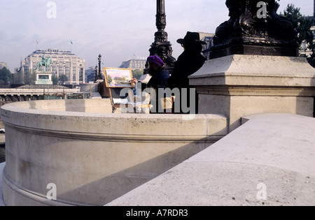 France, Paris, peintre sur Pont Neuf avec la Samaritaine (Archives-photo prise avant la fermeture du magasin) Banque D'Images