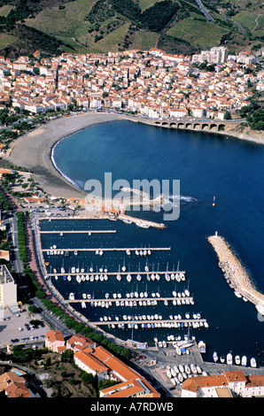 France, Pyrénées-Orientales (66), Banyuls-sur-Mer, le port et la plage (vue aérienne) Banque D'Images