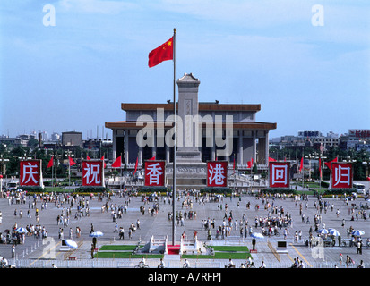 Les gens devant l'édifice du gouvernement, le Mausolée de Mao Tse-Tung, Beijing, Chine Banque D'Images