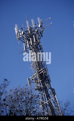 Mât de téléphonie mobile dans la région des Cotswolds Gloucestershire Angleterre Banque D'Images