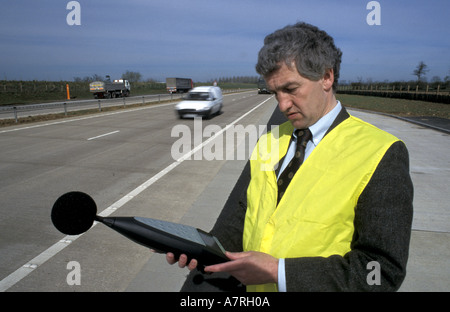 La santé de l'environnement sonore niveau de décibels sur les mesures de contournement routier Cirencester Angleterre Banque D'Images