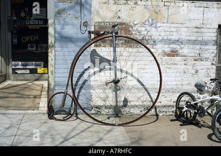 Une ancienne mobilier location avec grande roue avant en face d'un magasin de vélos du Connecticut Banque D'Images