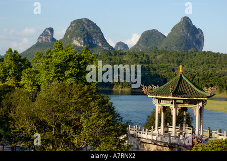 Chine guangxi yangshuo un pavillon typique sur la rivière li au coucher du soleil Banque D'Images
