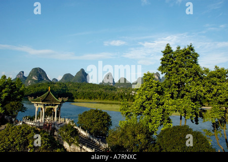 Chine guangxi yangshuo un pavillon typique sur la rivière li au coucher du soleil Banque D'Images