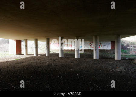 Le métro sous la route de graffiti et main boueuse imprime sur colonnes de soutien Banque D'Images