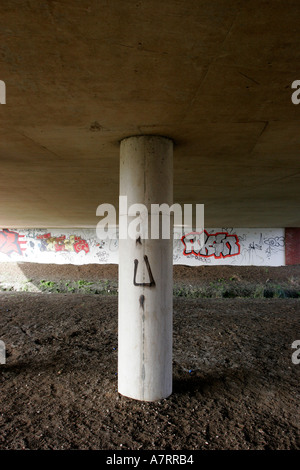 Le métro sous la route de graffiti et main boueuse imprime sur colonnes de soutien Banque D'Images