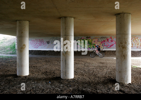 Le métro sous la route de graffiti et main boueuse imprime sur colonnes de soutien Banque D'Images