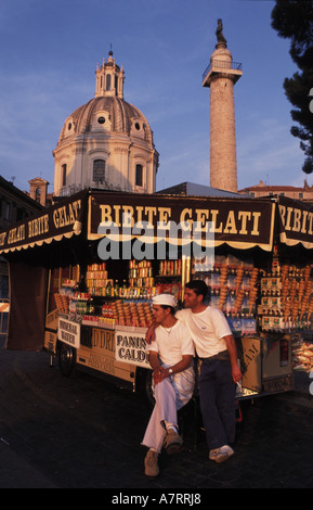 L'Italie, Lazio, Rome, un vendeur de glaces en face de la forum de Trajan Banque D'Images