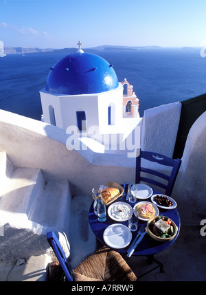 La Grèce, Îles Cyclades, Santorin église sur la Caldeira et Oia, la nourriture grecque (salade et mezzés) Banque D'Images