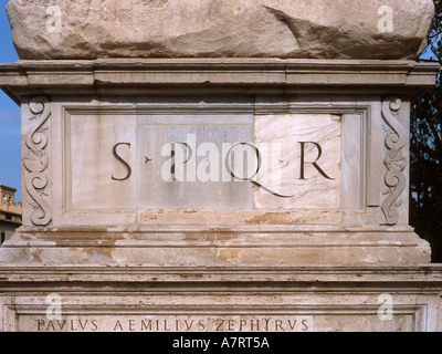 Rome, Latium, Italie. S.P.Q.R. sur la base d'une des statues de Castor et Polux Piazza di Campidoglio Banque D'Images