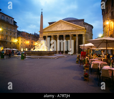 Obélisque allumée près de restaurant en ville carrés Pantheon Rome Italie Frise Banque D'Images