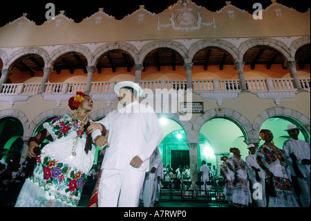 Le Mexique, l'état du Yucatan, ville de Merida Danses Mexicaines sous les arcades de l'hôtel de ville Banque D'Images