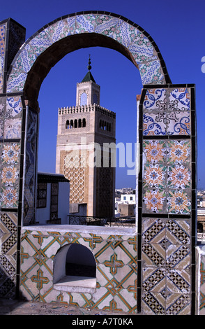 Tunisie, Tunis, la grande mosquée Zitouna Ez vu depuis une terrasse de la médina classée au Patrimoine Mondial par l'UNESCO Banque D'Images