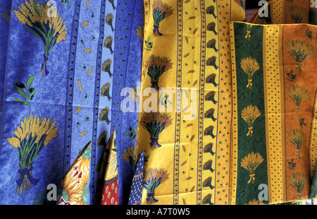 La France, Vaucluse, Roussillon, village des tissus de Provence à vendre sur market Banque D'Images