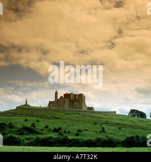 Low angle view of palace sur colline sous le ciel nuageux, Rock of Cashel, République d'Irlande Banque D'Images