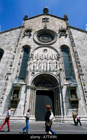 Les gens qui marchent en face de l'église Santa Maria Maggiore Rome Italie Banque D'Images