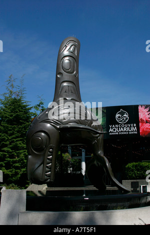 Statue d'Orca, Chef du Monde sous-marin (conçu par Bill Reid), à l'Aquarium de Vancouver, le parc Stanley, Vancouver Banque D'Images