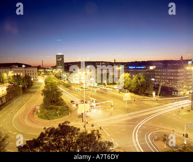 Vue aérienne de city road lit up at night, Düsseldorf, Allemagne Banque D'Images