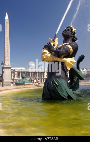 Fontaine de la navigation maritime à la place de la concorde avec l'obélisque égyptien antique en arrière-plan,Paris,France Banque D'Images