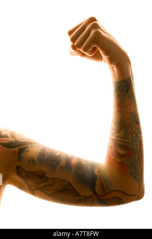 Man flexing muscles tatoués sa Banque D'Images