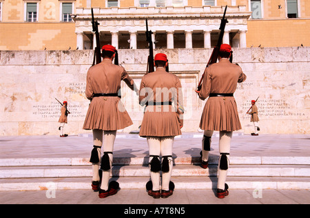 Grèce, Athènes, relève de la garde devant le Parlement sur la place Syntagma Banque D'Images