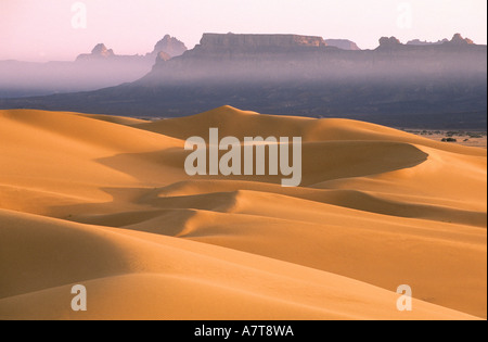 Massif de l'Akakus en Libye, et les dunes près de Ghat oasis au coeur du Sahara Banque D'Images