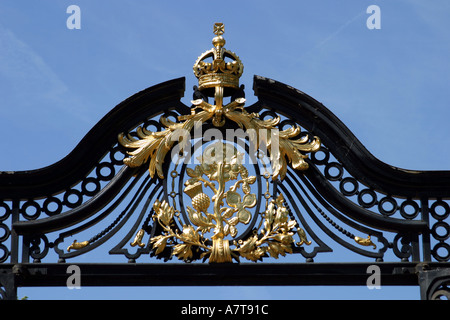 Armoiries de l'or sur noir London Park gate Grande-bretagne contre le ciel bleu Banque D'Images