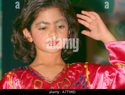 Jeune fille de l'école habillés en costume pour jouer à l'école Banque D'Images