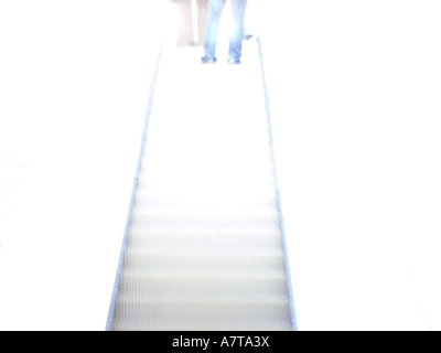 Low angle view of deux personnes sur Escalator Banque D'Images