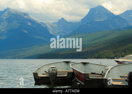 Les bateaux vides sur le lac Mcdonald Banque D'Images
