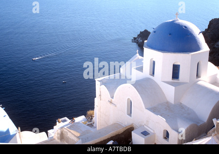 Donnant sur la caldeira à l'églises au dôme à l'oai Santorini Cyclades Grèce Banque D'Images