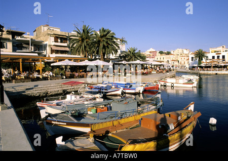 Grèce, Crete, Agios Nikolaos, le lac de Voulismeni relié à la mer par un canal Banque D'Images