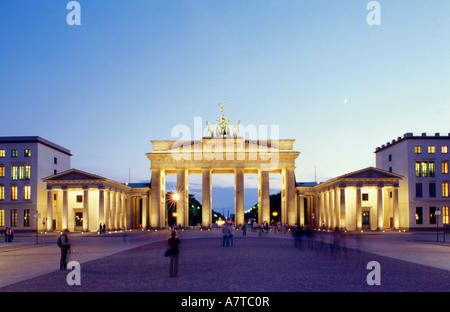 Silhouette de touristes en face de la porte Porte de Brandebourg Berlin Allemagne Banque D'Images