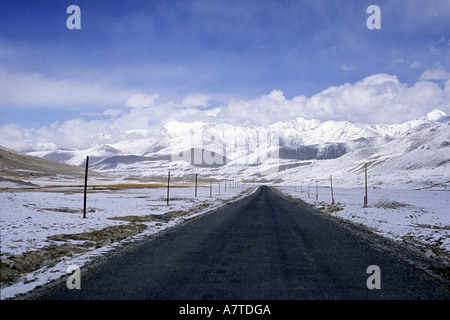 La Chine, la route de Karakorum (KKH) traverse l'Himalaya à Kunjerab pass situé entre la Chine et le Pakistan Banque D'Images