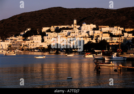 La Grèce, Îles Cyclades, l'île de Milos, Adamas, le port principal de l'île Banque D'Images