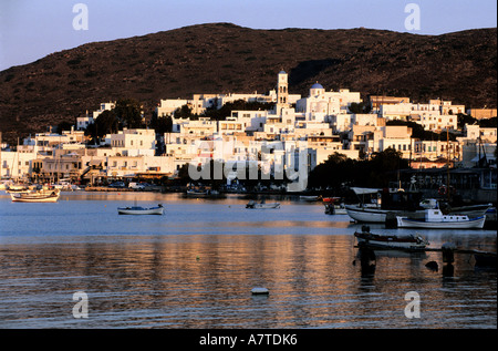 La Grèce, Îles Cyclades, l'île de Milos, Adamas, le port principal de l'île Banque D'Images