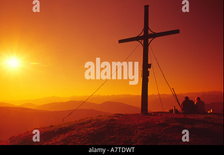 Deux personnes assis près de croix sur la montagne, St Johann im Pongau, Salzbourg, Autriche Banque D'Images