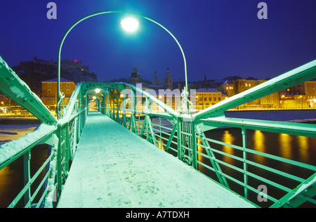 Pont couvert de neige, la forteresse de Hohensalzburg, Salzbourg, Autriche Banque D'Images