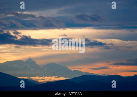 L'horizon de l'Himalaya au lever du soleil à l'ouest de Katmandou Banque D'Images