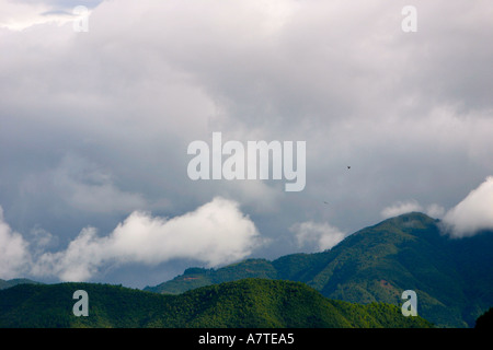 Les nuages qui se forment au cours de la mousson les collines au sud de Katmandou