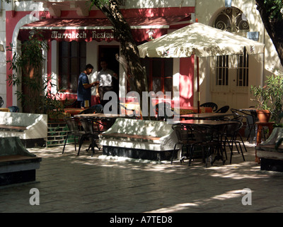 Quite square et de terrasses de café à l'ombre pommelé, Gibraltar, l'Europe, Banque D'Images