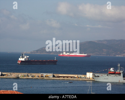 Tôt le matin des pétroliers dans le détroit de Gibraltar et le port de Port Quai Queensway navire-citerne navires Queensway Banque D'Images