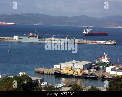 Tôt le matin des pétroliers dans le détroit de Gibraltar et le port de Port Quai Queensway navire-citerne navires Queensway Banque D'Images